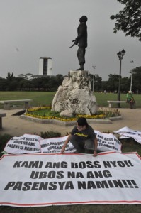 Student Ivan Lacson prepares placards and tarpaulins on Sunday that will be used in today’s huge rally at the Rizal Park. PHOTO BY EDWIN MULI