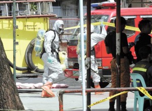A chemical team of the Department of Health prepares to enter the Dr. Jose Fabella Memorial Hospital in Manila on Saturday to contain a mercury spill in the hospital’s storage room. PHOTO BY Rene H. Dilan 
