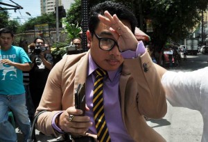 An unidentified lawyer of Janet Lim-Napoles refuses to talk to media at the Court of Appeals on Friday. The legal team of Napoles had sought a temporary restraining order against the warrant of arrest issued against the businesswoman.  PHOTO BY EDWIN MULI