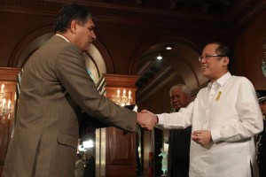 President Benigno Aquino 3rd welcomes Iraq’s Ambassador to the Philippines Ahmed Kamal Hasan Al-Kamaly when he presented his credentials in Malacañang on Tuesday. Looking on is Foreign Secretary Albert del Rosario. MALACAÑANG PHOTO 
