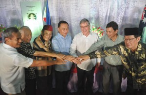 Australian Ambassador to the Philippines Bill Tweddell (3rd from right) on Tuesday joins hands with Blue Mosque Grand Imam Ustadz Abdulrafi Sayedi (3rd left) Mehol K. Sadain of the National Commission on Muslim Filipinos and members of the MILF peace panels and Bangsamoro Transition Commission to show their support to efforts to build peace and development in Mindanao. Photo By Edwin Muli 