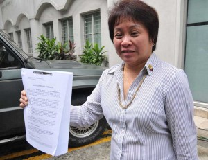 Bureau of Internal Revenue chief Kim Henares presents to media a copy of the P61.1-million tax evasion case filed against “pork barrel queen” Janet Lim Napoles and her husband Jaime Napoles. The BIR found that the couple had not been paying income tax despite amassing hundreds of millions in cash and property for the past several years. Photo By Rene Dilan