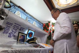 President Benigno Aquino 3rd views the remains of Army 1st Lt. John Kristopher Rama in Norzagaray, Bulacan on Thursday. Rama, a Philippine Military Academy graduate, was killed by a sniper of the Moro National Liberation Front—Misuari faction during the standoff in Barangay Santa Barbara, Zamboanga City last week. MALACAÑANG PHOTO