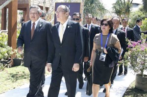 President Benigno Aquino 3rd and Indonesia President Susilo Bambang Yudhoyono on their way to the APEC Economic Leaders’ Meeting Retreat at the Sofitel Hotel in Bali.  MALACAÑANG PHOTO 