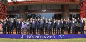 Leaders wave for the traditional “family photo” on the final day of the Asia-Pacific Economic Cooperation (APEC) Summit in Indonesia. They are Chilean President Sebastian Pinera, Canadian Prime Minister Stephen Harper, Australia’s Prime Minister Tony Abbott, Brunei’s Sultan Hassanal Bolkiah, China’s President Xi Jinping, Indonesia’s President Susilo Bambang Yudhoyono, Russian President Vladimir Putin, Vietnamese Prime Minister Nguyen Tan Dung, Thailand’s Prime Minister Yingluck Shinawatra, Singapore’s Prime Minister Lee Hsien Loong and US Secretary of State John Kerry; and (second row L to R) Hong Kong Chief Executive Leung Chun-ying, Japan’s Prime Minister Shinzo Abe, South Korean President Park Geun-Hye, Malaysia’s Prime Minister Najib Razak, Mexico’s President Enrique Pena Nieto, New Zealand Prime Minister John Key, Philippine President Benigno Aquino, Vincent Siew, Taiwan’s former vice president, Papua New Guinea’s Prime Minister Peter O’Neill and Peru’s Foreign Minister Eda Rivas. Malacañang photo 