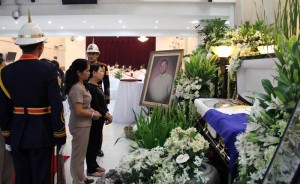 Friends and relatives pay their last respects to former Philippine National Police chief Leandro Mendoza, who was given full honors in Camp Crame. The former Transportation secretary died of stroke at the age of 66. PHOTO BY MIKE DE JUAN 