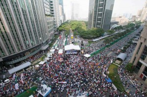 Hundreds gather near the statue of Ninoy Aquino on  Ayala Avenue to join the Million People March calling for the abolition of the pork barrel system which supposedly includes the Disbursement Allocation Program (DAP). PHOTO BY ALEXIS CORPUZ