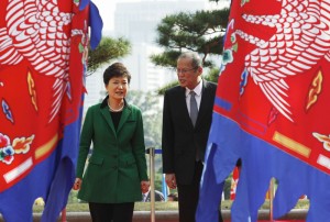  President Benigno Aquino 3rd is welcomed by South Korean President Park Geun-hye at the Grand Garden in the Blue House on Thursday. The Philippine president is the first leader to make a state visit to South Korea since Park took office in February this year.  MALACAÑANG PHOTO  