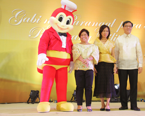 The Jollibee mascot with DSWD Secretary Corazon “Dinky” Soliman and Jollibee Group Foundation president Grace Tan Caktiong, chairpersons of the 3rd JFVA board of judges; and Jollibee Philippines president Joseph Tanbuntiong