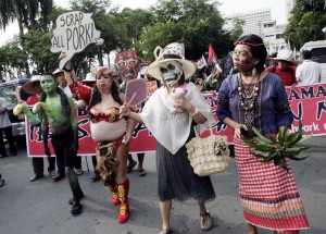 Anti-pork rallies continue