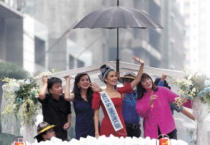 It may have rained on Megan Young’s parade in Makati City Friday, but it did not stop the outpouring of appreciation and  cheer from her fans.  Photo By Alexis Corpuz 