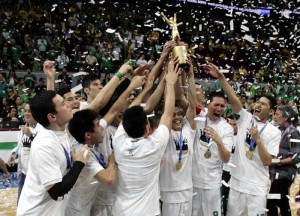 The Green Archers hoist the UAAP basketball trophy after outsteadying the Growling Tigers on Saturday.