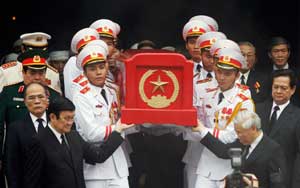 Vietnamese President Truong Tan Sang (front left), Vietnam’s Prime Minister Nguyen Tan Dung (far right) along with leaders and soldiers carry the coffin of the late General Vo Nguyen Giap during his funeral ceremony at the National Funeral House in Hanoi on Sunday. AFP PHOTO
