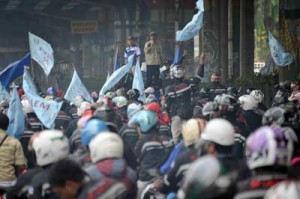 Indonesian workers stage a rally along Jakarta’s main road on Thursday during a two-day nationwide strike. AFP PHOTO