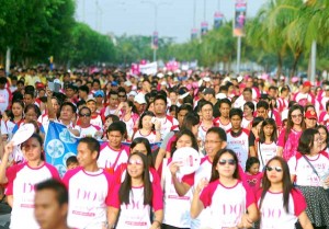 Hundreds join Avon’s walk and run for a cause event at SM Mall of Asia on Sunday. This year’s theme “Do Something Beautiful Against Breast Cancer,” taps the Filipino’s trait of being helpful. PHOTO BY EDWIN MULI
