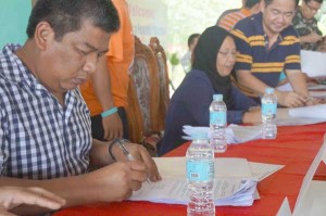 ARMM Gov. Mujiv Hataman and Basilan Gov. Jum Akbar lead the signing of the covenant for peaceful barangay elections in Basilan. VERA FILES PHOTO