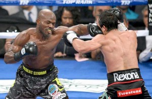 Timothy Bradley Jr. scores against Juan Manuel Marquez in the seventh round of their bout on Saturday (Sunday in Manila) in Las Vegas, Nevada. Bradley won by split decision. AFP PHOTO