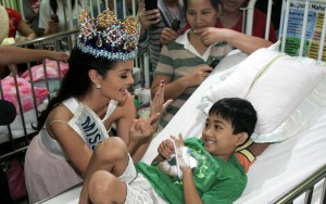 Miss World 2013 Megan Young chats with a young patient at the Philippine General Hospital which she visited on Monday. Young was given commendations by the Senate for being the first Filipina to win the Miss World crown. PHOTO BY RENE DILA