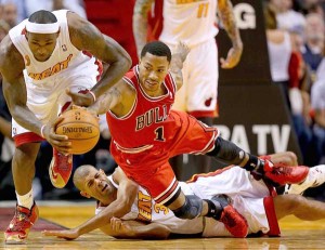 Derrick Rose No.1 of the Chicago Bulls, LeBron James No.6 and Shane Battier No.31 of the Miami Heat fight for a loose ball during a game at American Airlines Arena in Miami, Florida. AFP PHOTO