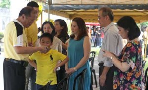 President Benigno Aquino 3rd talks to his nephew James after hearing Mass with sisters Kris, Viel, Pinky and Ballsy at the Manila Memorial Park. MALACAÑANG PHOTO