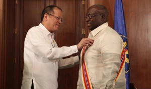  President Benigno Aquino 3rd confers the Order of Sikatuna, rank of Datu, on outgoing US Ambassador Harry Thomas. MALACAÑANG PHOTO