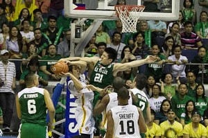 Brother blocks brother as La Salle’s Jeron Teng foils an attempt by sibling Jeric of UST in Game 2 of the UAAP championship series on Saturday.  PHOTO BY ALEXIS CORPUS 