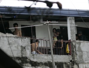 A ‘taho’ vendor held hostage his five children in Barangay Pinagsama, Taguig City, on Friday. The hostage taker claimed that his life was under threat. A SWAT team rescued the children while the father was subdued. PHOTO BY RENE DILAN 