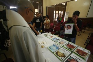 Families of the victims of the Maguindanao Massacre offer photos of their loved ones during a Mass to commemorate the fourth anniversary of the mass killing. Running priest Robert Reyes celebrated the Mass at the UP College of Law in Diliman, Quezon City on Friday. Photo By Miguel De Guzman Manny Pacquiao and Floyd Mayweather Jr.  AFP FILE PHOTOS 