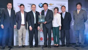 Toyota Motor Phils. officials, led by Sherwin Chualim (fourth from left) receives the Toyota Vios’s award from Stradcom Corp. Managing Director Anthony Quiambao (third from left). Beside them are (from left) Sunshine TV’s Ray Butch Gamboa, Toyota’s Dax Avenido, Jade Sison and Jing Atienza, and Auto Focus Awards committee head Gerry Aquino. Below is a kitted out variant of the Vios during its Philippine launch in July.