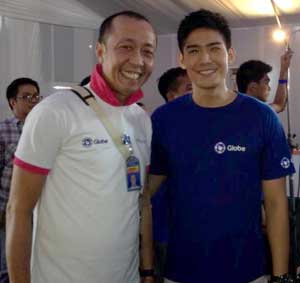 TV host Robi Domingo with a Globe employee volunteer