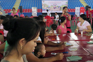 Cultural activist and artist Alma Quinto teaches some parents from Valenzuela City how to make a personal story book for their children ages 0 to  4 years old.  Photo courtesy of Save the Children 