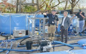 A member of the THW team explains the setup of the water treatment facility to the German Embassy’s Acting Head of Mission Joern Rohde