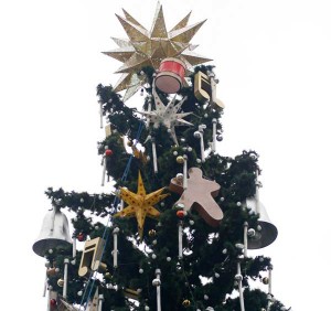 When the giant Christmas tree at the Araneta Center is up, it only means one thing: the most wonderful time of the year is near. Workers started decorating the tree on Sunday. PHOTO BY MIGUEL DE GUZMAN