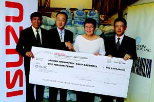 ABS-CBN Foundation Sagip Kapamilya Program Director Tina Monzon-Palma (third from left) receives the donation from (from left) Isuzu Phils. Assistant Vice President Dave Yandoc, President Nobuo Izumina and Vice President Akira Okumura.