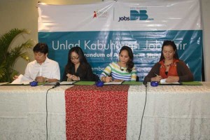 (L-R) Unlad International officer Gerry Lara, Unlad Kabuhayan project director Gigi Anne Lapira, jobsDB country manager Sheryl Tiburcio, and jobsDB marketing manager Melanie Guerrero signing the Memorandum of Agreement that will give 80,000 job opportunities through the Unlad Kabuhayan Job Fair.