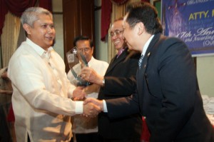 ‘The Manila Times’ Chief Executive Officer and President Dante Ang 2nd receives the National Maagap Award given by the Organized Response for the Advancement of Society (ORAS) Inc. on Tuesday night. ORAS has been giving the award to Filipino achievers in their chosen fields for the past 16 years.  PHOTO BY ALEXIS CORPUZ 