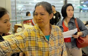 Filipina domestic helper Amor Roxas (center), 46, weeps as she recounts her ordeal after being expelled from Saudi Arabia. Roxas was one of 30 Filipinos deported a day after an amnesty for illegal aliens expired. AFP PHOTO