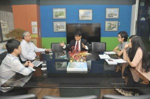 Architect Felino Palafox Jr. (center) met with The Manila Times President and Chief Executive Officer Dante F.M. Ang (second from left) on Wednesday. A noted urban planner, Palafox says that Metro Manila should prepare for more Yolanda-type typhoons as well as earthquakes similar to the one that crippled Bohol province last month. PHOTO BY EDWIN MULI