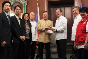 President Benigno S. Aquino 3rd receives a P50-million donation from Hyundai for the vast government relief operations in areas ravaged by Super Typhoon ‘Yolanda’ in a ceremony at the Music Room of Malacañan Palace on Friday. In the photo are (L-R) Hyundai Motor Co. (HMC) General Manager Victor Mhun and Regional Director  Hoo- Keun Kim; Hyundai Asia Resources, Inc. (HARI) President & CEO Ma. Fe Perez-Agudo, Chairman Edward S. Go, and Chairman Emeritus Richard L. Lee; President Aquino; Trade and Industry Secretary Gregory Domingo; and Social Welfare and Development Undersecretary Parisya Taradji.