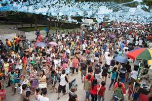 Cemeteries and memorial parks all over the country became virtual fair grounds during All Saints’ Day Friday and All Souls’ Day today. At the largest cemetery in the metropolis, the Manila North Cemetery welcomed tens of thousands of families who came to remember their loved ones with offerings of candles and flowers. PHOTO BY ALEXIS CORPUZ