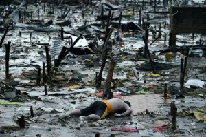 The body of a dead man is seen at the bay of Tacloban on Sunday. Communities in the city were reduced to waste- lands after super typhoon ‘Yolanda’ sliced through them last week. AFP PHOTO