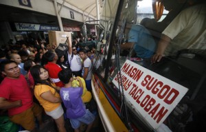 Passengers crowd a bus terminal in Cubao, Quezon City, on Friday as they wait for rides to Central Visayas where they plan to spend the New Year. photo by Miguel de  Guzman 