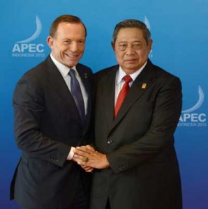 Australian Prime Minister Tony Abbott (left) shaking hands with Indonesian President Susilo Bambang Yudhoyono during the Asia-Pacific Economic Cooperation Summit held in October in Bali, Indonesia. AFP PHOTO