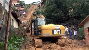 An excavator at work in the area of a landslide in Vitoria, Espirito Santo state in Brazil on Thursday (Friday in Manila).From the 78 municipalities in the state, more than 50 have been affected by rains that killed 27 and left some 60,000 homeless.  AFP PHOTO