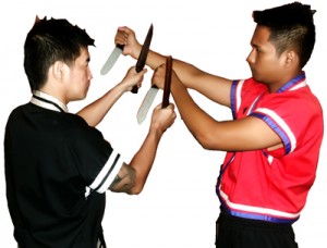 Nicolas (left) using a standard grip counters his opponent’s attack by cutting the wrist.