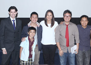 Janssen Philippines general manager Jason Carroll, Carl Acosta, Carlo Cruz, Agot Isidro, producer Alemberg Ang and director Alvin Yapan at the movie’s advance special screening