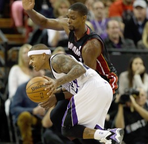 Isaiah Thomas (white jersey) of the Sacramento Kings drives on Chris Bosh of the Miami Heat at Sleep Train Arena in Sacramento, California. AFP PHOTO