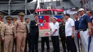 Teco Minister Samson Chang (third from left) and Meco Chairman Amadeo Perez (fourth from right) at the turn over ceremony in Cebu Harbor after relief items were unloaded by Taiwan Navy Vessel ‘Chung He’