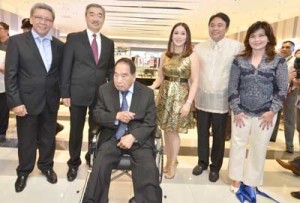 The new face of SM Store for Christmas, Kris Aquino is flanked by Paranaque Mayor Edwin Olivares and wife Janet, SM founder and chairman Henry Sy Sr., SM Prime president Hans Sy, and SM Store president Jorge Mendiola