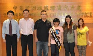 TECO Minister Samson Chang (second from left) alongside Chou Shangguan (third from left), executive director of Chou Ta-Kuan Foundation and Filipino teenager Donita Yu (third from right)